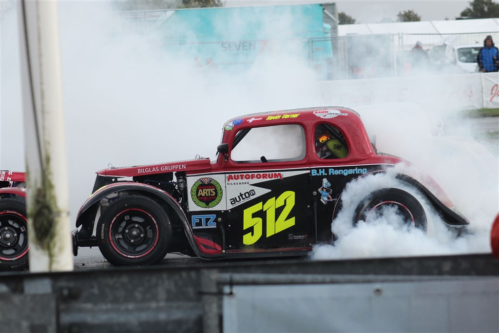 Mesterskabet blev traditionelt fejret med lidt dækrøg.
(Foto: Motorsporten.dk)